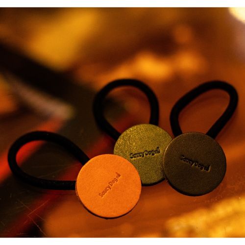 ロゴ入りレザー風ヘアゴム/ダークグリーン