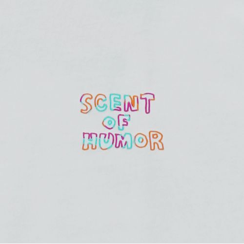 依与吏の手描き花ロゴTシャツ