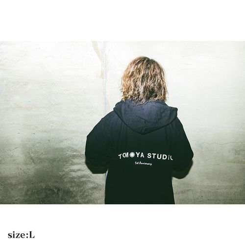 TOMOYA STUDIO 1周年記念 ロゴパーカー