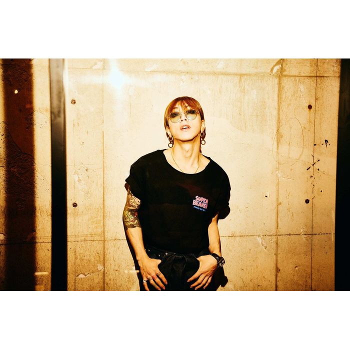 ウサギを被ったビーバーTシャツ/ブラック