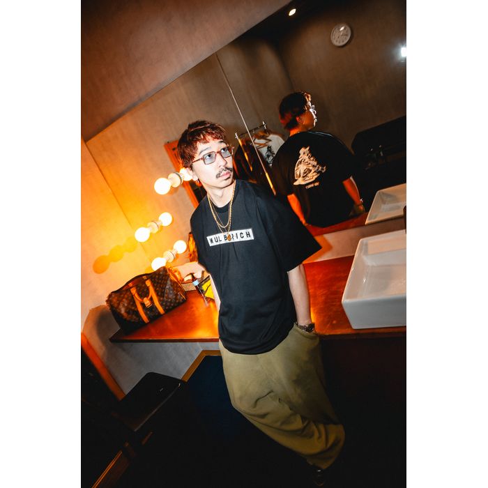 ”CLOSE A CHAPTER” T-shirts/black