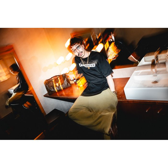 ”CLOSE A CHAPTER” T-shirts/black