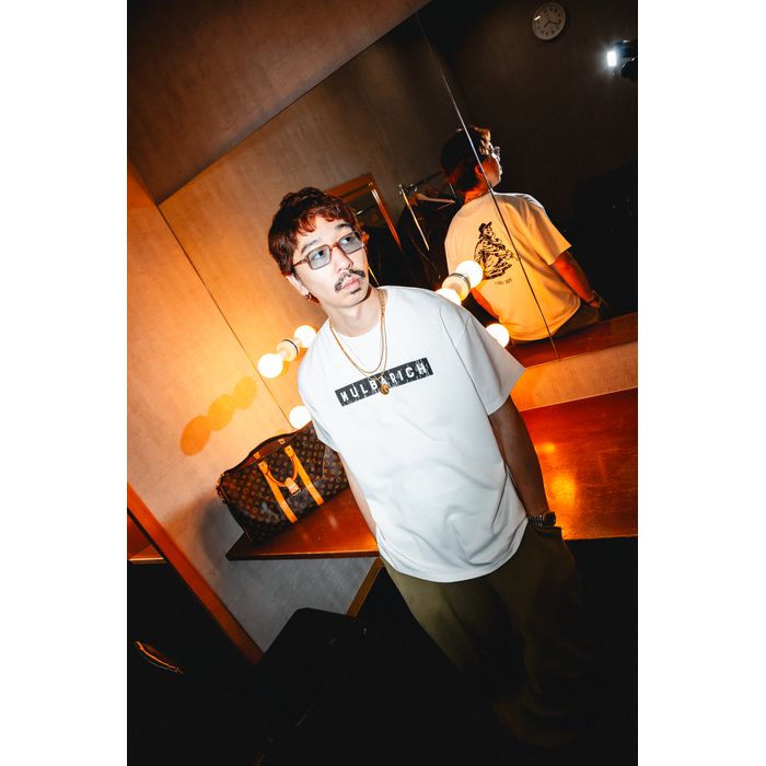 ”CLOSE A CHAPTER” T-shirts/white