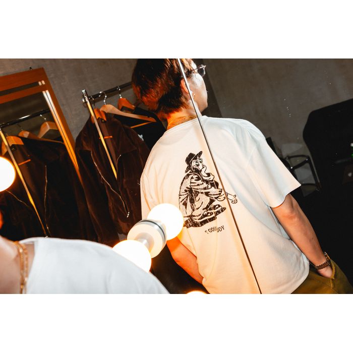 ”CLOSE A CHAPTER” T-shirts/white