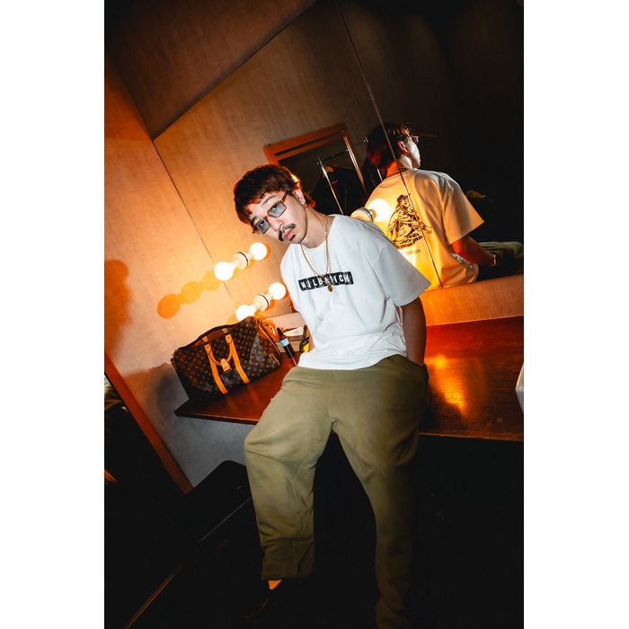 ”CLOSE A CHAPTER” T-shirts/white