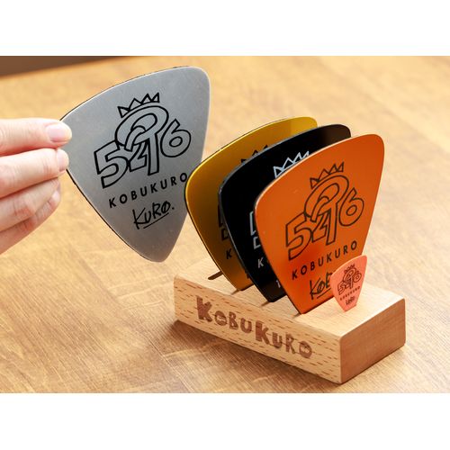コブクロ　サイン入りピック 商品詳細ページ | KOBUKURO online shop | ギターピック型コースターセット