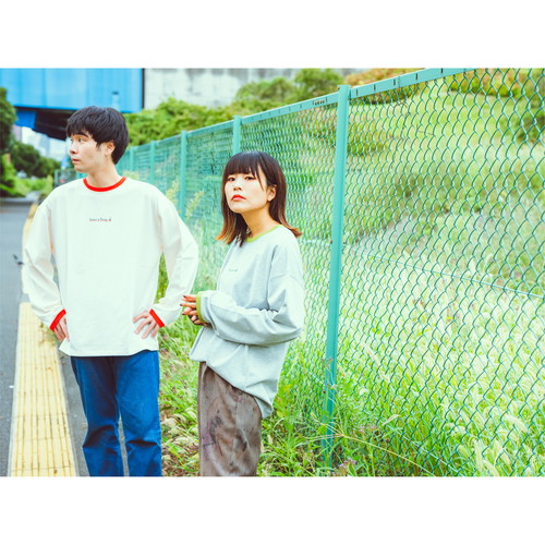 スリートーン刺繍リンガーロンT/キナリ×レッド