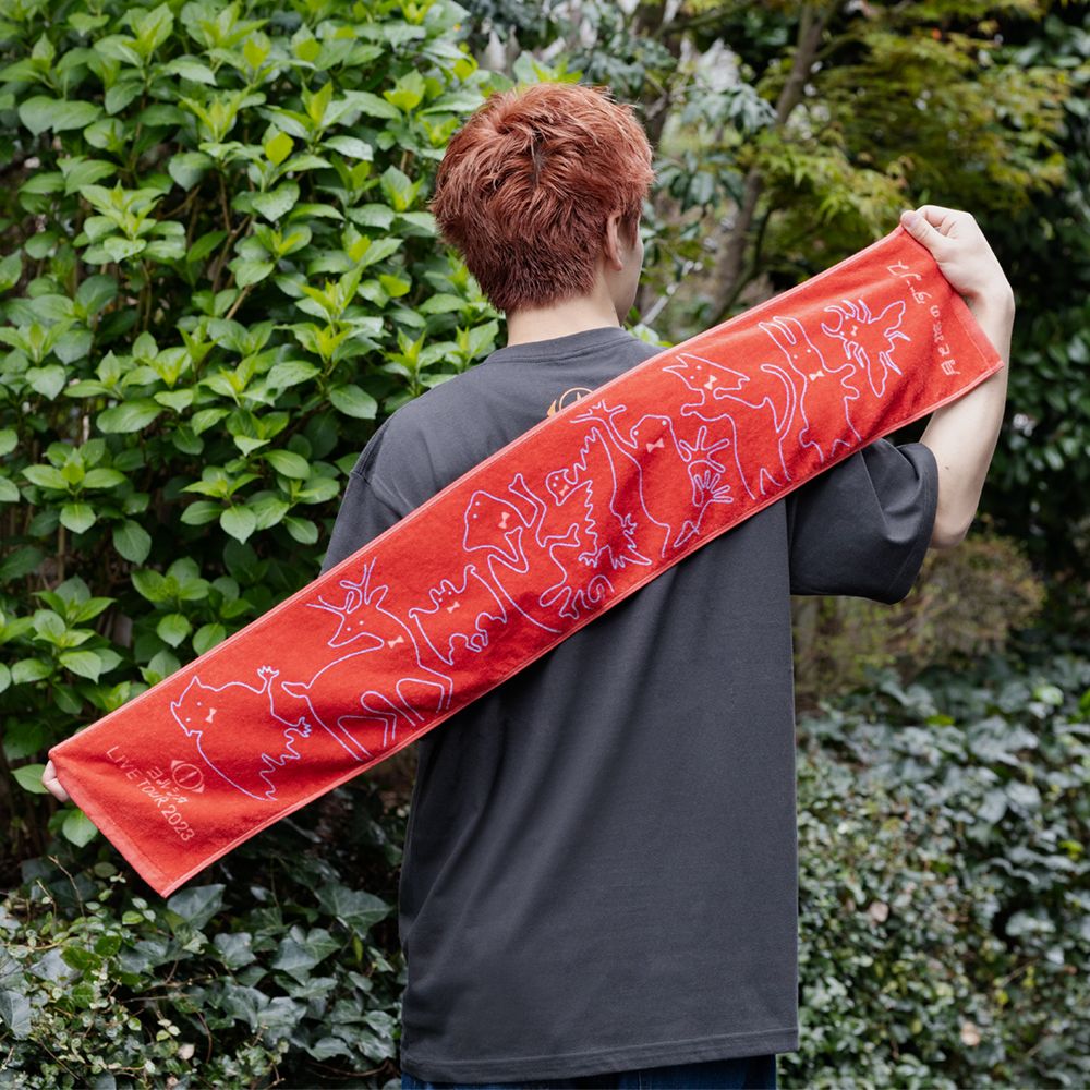 「月と猫のダンス」踊る動物マフラータオル〈赤〉【後書き会員限定】